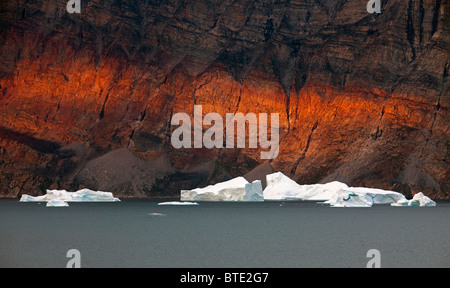 Les icebergs à Uummannaq Fjord au coucher du soleil, le Groenland Banque D'Images
