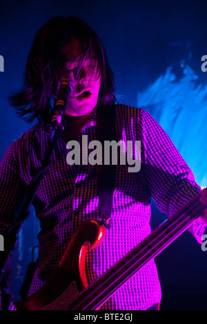 Taka Hirose, bassiste de la bande d'alimentation, d'effectuer au Shepherds Bush Empire, London Banque D'Images