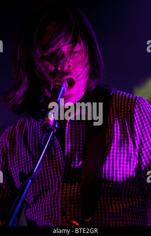 Taka Hirose, bassiste de la bande d'alimentation, d'effectuer au Shepherds Bush Empire, London Banque D'Images