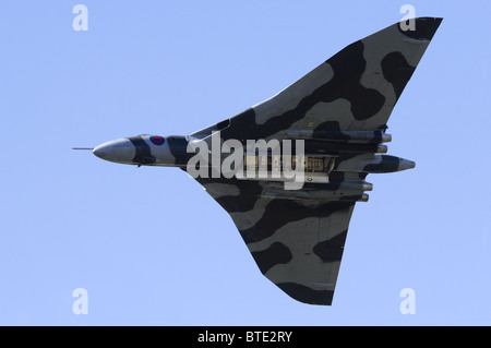 Avro Vulcan bomber faire un défilé avec soute à bombe ouverture des portes à Farnborough Airshow 2010 Banque D'Images