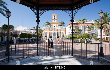 Plaza de la Iglesia (place de l'Église) dans la ville de San Pedro de Alcantara, Andalousie, Espagne Banque D'Images