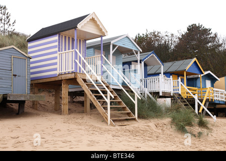 Peintes de couleurs vives des cabines de plage de Wells-next-the-Sea dans North Norfolk, Angleterre Banque D'Images