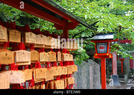 Plaques en bois pour faire des voeux à Kyoto de culte Banque D'Images