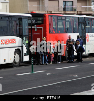 L'embarquement des élèves un educational tour bus Banque D'Images
