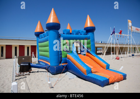 Château gonflable sur la plage vide au Touquet Paris Plage, France Banque D'Images