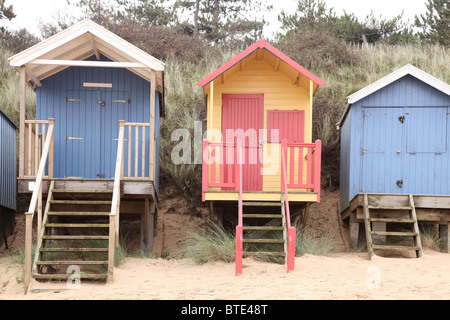 Peintes de couleurs vives des cabines de plage de Wells-next-the-Sea dans North Norfolk, Angleterre Banque D'Images