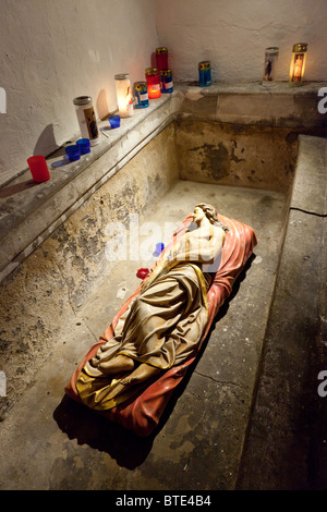 Réplique de la Sainte tombe dans le sanctuaire de Notre-Dame, Little Walsingham, Norfolk. Banque D'Images