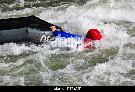 Canoë dans l'eau blanche dans des rapides sur la rivière avec le canoéiste en tombant de son bateau Banque D'Images