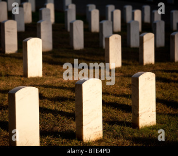 Pierres tombales éclairées par le soleil couchant dans le cimetière d'Arlington Banque D'Images