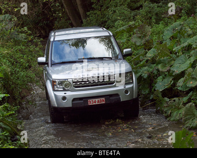 Land Rover Discovery 4 argent de la conduite dans un ruisseau au domaine d'Arthey en Belgique Banque D'Images