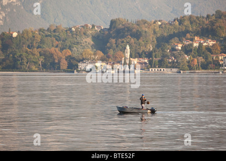 Pêcheur sur le lac de Côme Italie Banque D'Images