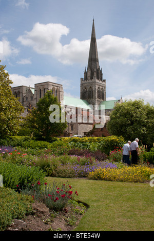 La Cathédrale de Chichester de palais des évêques Jardins, West Sussex, Angleterre Banque D'Images