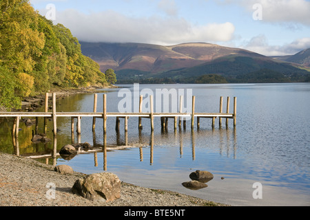 La jetée de Brandlehow sur Derwentwater Banque D'Images