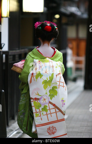 Geisha marchant à sa nomination en quater de Gion à Kyoto, Japon Banque D'Images