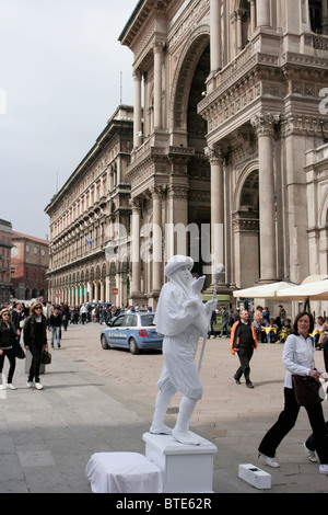 Artiste Mime à la galerie Vittorio Emanuele II à Milan, Italie. Banque D'Images