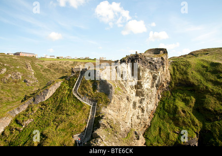 La partie extérieure et la partie supérieure des pupilles de l'ruiné Château de Tintagel, Cornwall, England, UK Banque D'Images