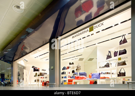 Boutique Mandarina Duck store dans le centre commercial terminal des départs à l'aéroport Guglielmo Marconi de Bologne Italie Banque D'Images