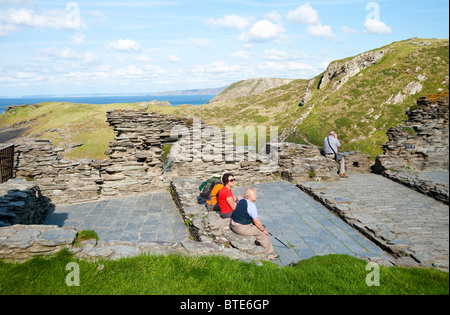 Les visiteurs du Château de Tintagel, Cornwall, England, UK Banque D'Images