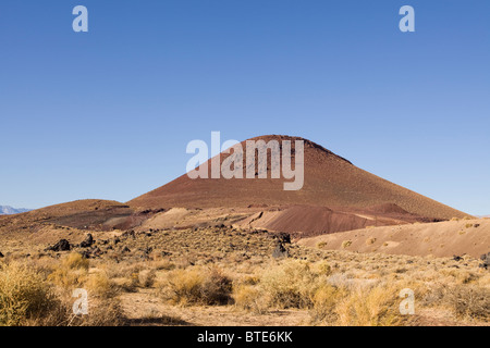 Cône de cendres volcan désert - Californie, États-Unis Banque D'Images