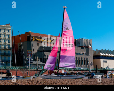 Yachts et la voile sur la plage de Brighton par Dingys la Jetée ouest, East Sussex, UK Banque D'Images