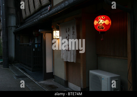 Lanterne Rouge en face d'un restaurant en fin d'après-midi à Kyoto Gion corner, Japon 2010 Banque D'Images