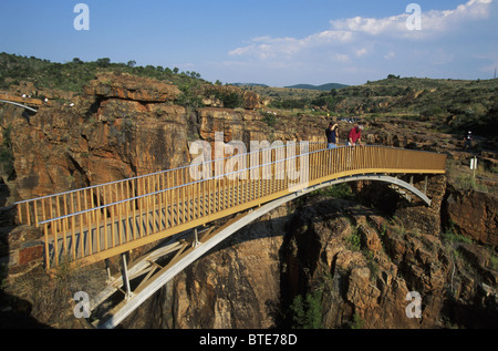 Les touristes en bas par les pairs d'un pont piétonnier dans la poule dans le Blyde River à Bourke's Luck Banque D'Images