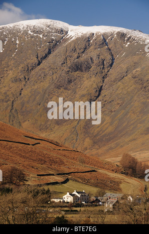 Wasdale Head Inn avec la montagne de pilier dans l'arrière-plan, de Lake District Banque D'Images