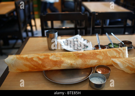 Papier South Indian Masala Dosa, servi dans un restaurant à Delhi. Banque D'Images