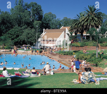 Les vacanciers profiter du bain minéral baignoire en Badplaas Banque D'Images