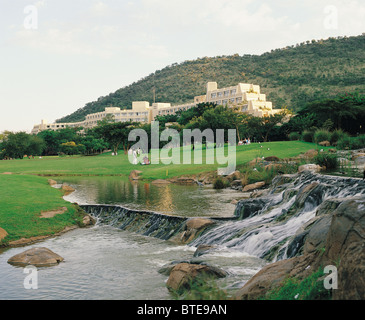 The Sun City Hotel surplombe le parcours de golf Banque D'Images