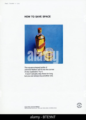 Publicité pour le whisky Johnnie Walker dans un magazine daté du 10 Novembre 1965 Banque D'Images