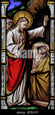 Un vitrail représentant la résurrection de Lazare, l'église paroissiale de St Mary Magdalene, Clatworthy, Somerset Banque D'Images
