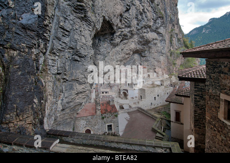 Monastère de Sumela ou Meryem Ana (Vierge Marie) dans les montagnes, près de Zigana Trabzon sur la mer Noire de la Turquie. Banque D'Images