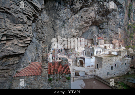 Monastère de Sumela ou Meryem Ana (Vierge Marie) dans les montagnes, près de Zigana Trabzon sur la mer Noire de la Turquie. Banque D'Images