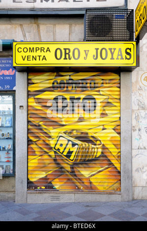 Madrid, Espagne. Volets peints sur l'atelier fermé l'achat et la vente de l'or Banque D'Images