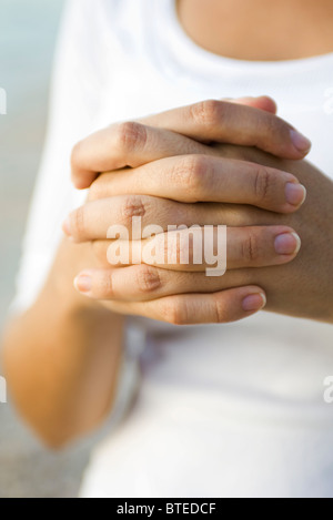 La femme les mains jointes Banque D'Images