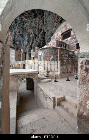 Monastère de Sumela ou Meryem Ana (Vierge Marie) dans les montagnes, près de Zigana Trabzon sur la mer Noire de la Turquie. Banque D'Images