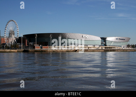 Liverpool Echo Arena et Grande Roue vus de la rivière Mersey, UK Banque D'Images