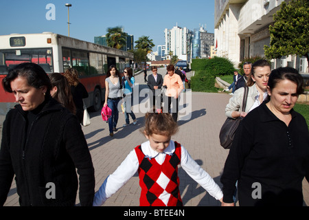 Une fille va à l'école à Tirana, la capitale de l'Albanie. Banque D'Images