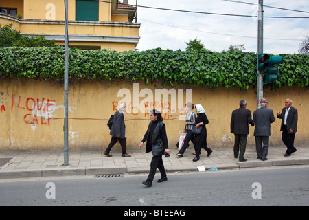 Les gens dans la rue à Tirana, la capitale de l'Albanie. Banque D'Images