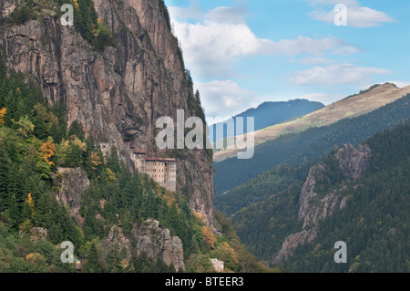 Monastère de Sumela ou Meryem Ana (Vierge Marie) dans les montagnes, près de Zigana Trabzon sur la mer Noire de la Turquie. Banque D'Images