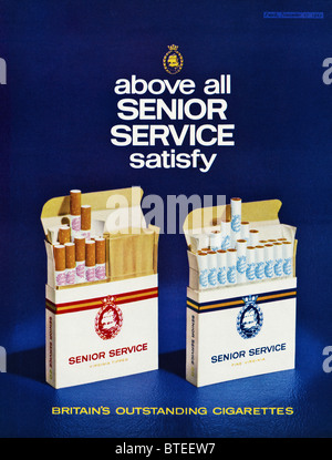Publicité sur les cigarettes - publicité pour les cigarettes de service senior dans le magazine En date du 17 novembre 1965 Banque D'Images