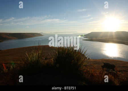 Lever du soleil sur le barrage de Sterkfontein de Wild Horses Lodge Banque D'Images