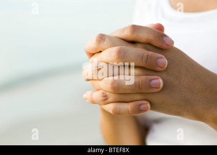 La femme les mains jointes Banque D'Images