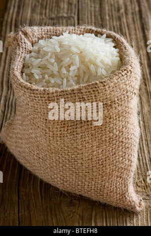 Riz long blanc en jute sac Banque D'Images