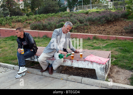 Un homme verse de la bière dans un parc à Tirana, la capitale de l'Albanie. Banque D'Images