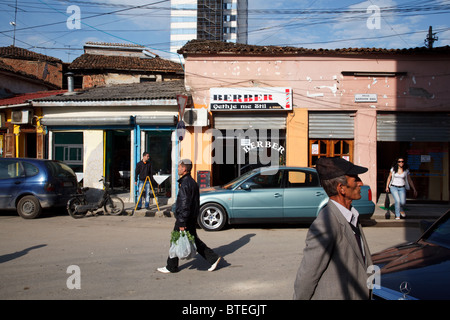 Une scène de rue à Tirana, la capitale de l'Albanie. Banque D'Images