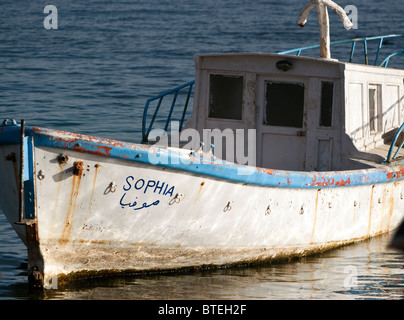 Petit bateau au mouillage à Dahab, Egypte. Banque D'Images