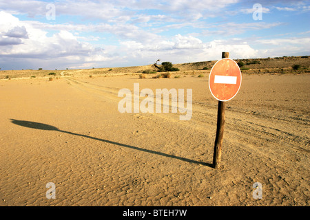 Pas d'entrée d'un signe sur un chemin de sable dans le désert du Kgalagadi Banque D'Images