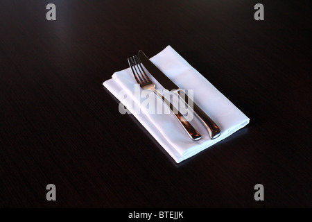 Fourchette couteau coutellerie moderne acier manger ustensiles blanc serviette de table restaurant Banque D'Images